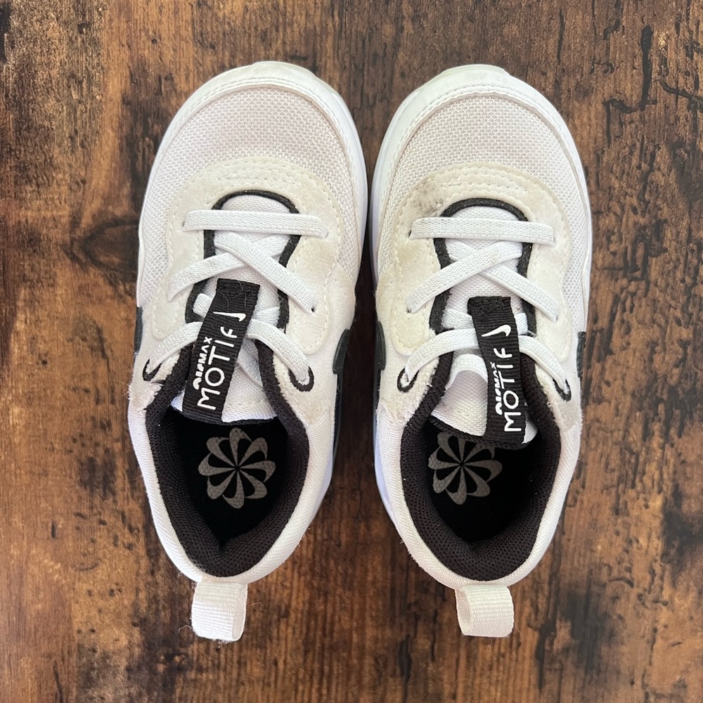 White Nike motif tennis shoes for toddler size 7
